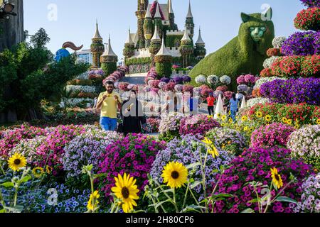 Eine riesige Katze und ein Märchenschloss inmitten der prächtigen Blumenpracht im Dubai Miracle Garden, Vereinigte Arabische Emirate Stockfoto
