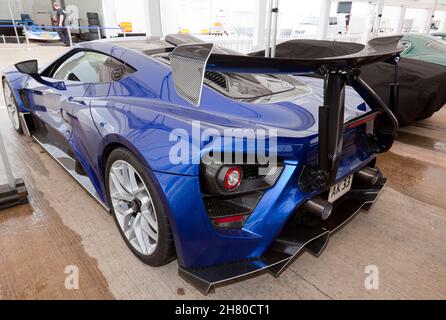 Dreiviertel Rückansicht eines Zenvo TSR-S Hypercar, ausgestellt im Supercar Legends Display, beim Silverstone Classic 2021 Stockfoto