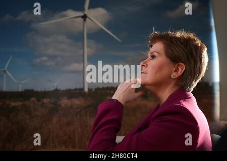 Erste Ministerin Nicola Sturgeon im Windpark Whitelee bei Glasgow, im Vorfeld der jährlichen SNP-Konferenz. Bilddatum: Freitag, 26. November 2021. Stockfoto