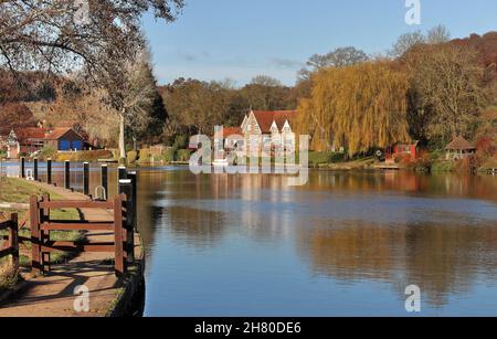 Die Themse in England im Herbst vom Schleppturm an der Hambleden Lock aus gesehen Stockfoto