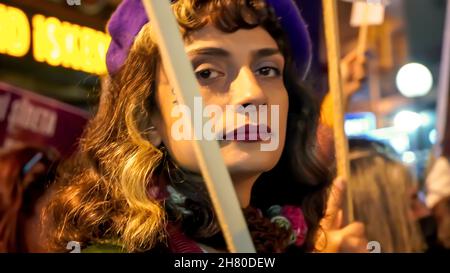 Izmir, Türkei. 25th. November 2021. Frauen in Izmir, Türkei, haben am 25. November den Internationalen Tag für die Beseitigung von Gewalt gegen Frauen demonstriert. Sie erhoben ihre Stimme gegen die von Männern dominierte Welt mit Plakaten, Spruchbändern und Slogans, die mit „Istanbul Convention Austritt“ und „Feminizid in der Türkei“ hervorgehoben wurden. LGBTQ+-Mitglieder haben auch die Demonstration versucht, die von 'Wir werden die Feminizide für die Türkei stoppen' veranstaltet wurde.Quelle: İdil Toffolo/Alamy Live News Stockfoto