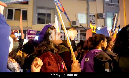 Izmir, Türkei. 25th. November 2021. Frauen in Izmir, Türkei, haben am 25. November den Internationalen Tag für die Beseitigung von Gewalt gegen Frauen demonstriert. Sie erhoben ihre Stimme gegen die von Männern dominierte Welt mit Plakaten, Spruchbändern und Slogans, die mit „Istanbul Convention Austritt“ und „Feminizid in der Türkei“ hervorgehoben wurden. LGBTQ+-Mitglieder haben auch die Demonstration versucht, die von 'Wir werden die Feminizide für die Türkei stoppen' veranstaltet wurde.Quelle: İdil Toffolo/Alamy Live News Stockfoto