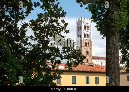 Lucca, Toskana, Italien. August 2020. Von der Stadtmauer aus hat man einen atemberaubenden Blick auf den Glockenturm der Kathedrale von San Martino und blickt auf das historische zentrum Stockfoto