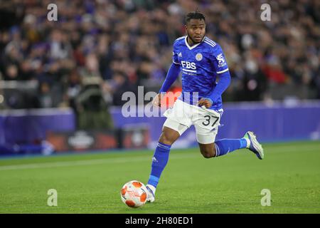 LEICESTER, GROSSBRITANNIEN. NOVEMBER 25.Ademola Lookman von Leicester City läuft mit dem Ball während des UEFA Europa League Gruppe C-Spiels zwischen Leicester City und Legia Warszawa im King Power Stadium, Leicester am Donnerstag, 25th. November 2021. (Quelle: James Holyoak/MB Media) Stockfoto