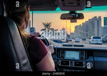 Fahrt in Richtung Innenstadt und Burj Khalifa, Dubai, November 2021 Stockfoto