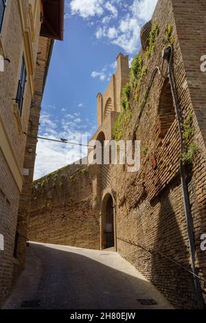 Corinaldo, Provinz Ancono, Marken, Italien: Mittelalterliche Stadt, umgeben von Mauern Stockfoto