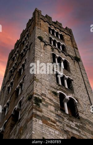 Glockenturm oder campanile, Basilica di San Frediano in Lucca, Toskana, Italien. Der Turm aus dem 12. Jahrhundert wurde 1147 n. Chr. gegründet und im Laufe der Zeit errichtet, im 13. Jahrhundert wurden romanische Stufenfenster hinzugefügt. Die Anzahl der Pfosten nimmt zu, wenn die Fenster zum Gipfel steigen. Der campanile steht in der Nähe der Stadtmauern und wurde manchmal als Wehrturm genutzt. Stockfoto