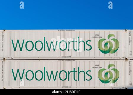 Adelaide, Australien - 16. Februar 2020: Woolworths Kühlcontainer an einem Tag gegen den blauen Himmel gestapelt Stockfoto