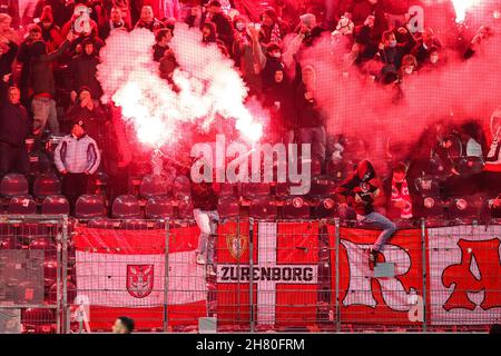 Frankfurt, Deutschland. 25th. November 2021. FRANKFURT AM MAIN, DEUTSCHLAND - 25. NOVEMBER: Unterstützer Royal Antwerp FC mit Feuerwerk während des Spiels der Gruppe D - UEFA Europa League zwischen Eintracht Frankfurt und dem Royal Antwerp FC im Deutsche Bank Park am 25. November 2021 in Frankfurt am Main, Deutschland (Foto von Herman Dingler/Orange Picters) Quelle: Orange Pics BV/Alamy Live News Stockfoto