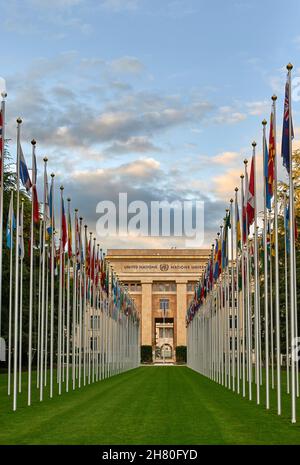 Passage mit Fahnen im Park des Hauptquartiers der Vereinten Nationen in Genf Stockfoto