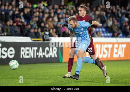 Randers, Dänemark. 25th. November 2021. Björn Kopplin (15) vom Randers FC und Gabriel Debeljuh (22) vom CFR Cluj während des UEFA Europa Conference League-Spiels zwischen dem Randers FC und CFR Cluj im Cepheus Park in Randers. (Foto: Gonzales Photo/Alamy Live News Stockfoto