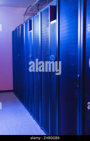 Rechenzentrum mit Neonlicht und geschlossenen Servern, Cyber-Sicherheitskonzept Stockfoto