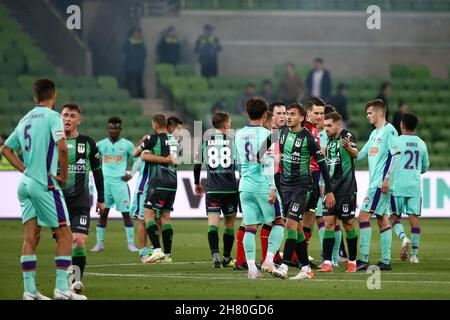 Melbourne, Australien, 26. November 2021. Nach dem A-League-Fußballspiel in der Runde 2 zwischen dem Western United FC und Perth Glory geben sich die Spieler die Hände. Kredit: Dave Hewison/Speed Media/Alamy Live Nachrichten Stockfoto