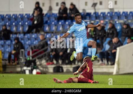 Randers, Dänemark. 25th. November 2021. Tosin Kehinde (10) vom FC Randers, gesehen während des UEFA Europa Conference League-Spiels zwischen dem FC Randers und CFR Cluj im Cepheus Park in Randers. (Foto: Gonzales Photo/Alamy Live News Stockfoto