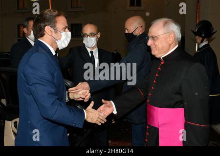 Der Vatikan. 26th. November 2021. Italien, Rom, Vatikan, 26/11/21. Monsignore Leonardo Sapienza und der französische Präsident Emmanuel Macron bei einer privaten Audienz im Vatikan . NUR FÜR REDAKTIONELLE ZWECKE - Vatican Media/Spaziani. Kredit: dpa/Alamy Live Nachrichten Stockfoto