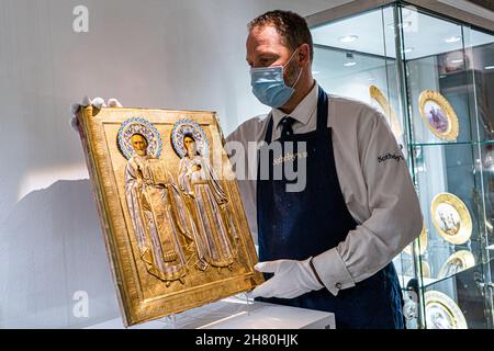 LONDON, GROSSBRITANNIEN. 26. November 2021. Vorschau auf russische Kunstwerke, Fabergé und Ikonen. Eine große silbervergoldete und Cloisonné-Emaille-Ikone von St. Nikolaus und St. Alexandra, Hersteller Kyrillisch 'IV', Moskau, 1895 Schätzung: 12.000 - 18.000 GBP wird bei Sotheby's im Rahmen der Russian Art Week angeboten, die eine vielfältige Auswahl an Werken einiger der bekanntesten russischen Künstler aus dem 19th. Und 20th. Jahrhundert bietet. Der Verkauf findet im November 30 und Dezember in der Sotheby's New Bond Street statt. Kredit: amer ghazzal/Alamy Live Nachrichten Stockfoto