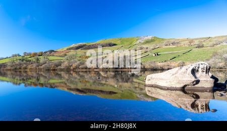 Herbstreflexionen am Lake Semerwater im Yorkshire Dales National Park, Großbritannien. Stockfoto