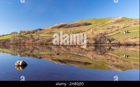 Herbstreflexionen am Lake Semerwater im Yorkshire Dales National Park, Großbritannien. Stockfoto