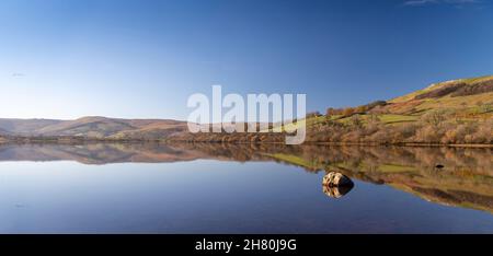 Herbstreflexionen am Lake Semerwater im Yorkshire Dales National Park, Großbritannien. Stockfoto