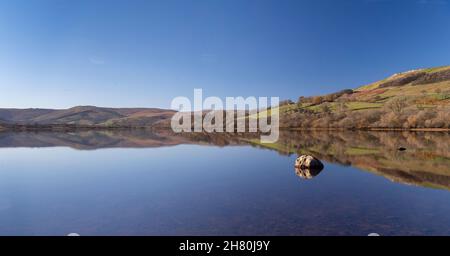 Herbstreflexionen am Lake Semerwater im Yorkshire Dales National Park, Großbritannien. Stockfoto