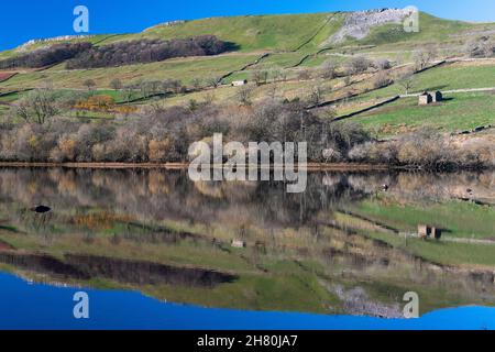 Herbstreflexionen am Lake Semerwater im Yorkshire Dales National Park, Großbritannien. Stockfoto