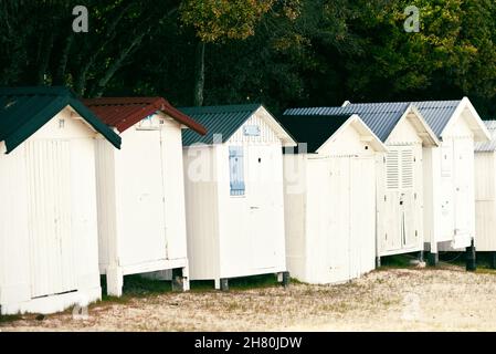 Kleine Häuser am Strand, um Dinge zu halten. Stockfoto