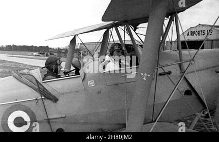 16th. August 1943, No.9 EFTS RAF Training School, Clyffe Pypard (nahe Swindon), Wiltshire, England. Acht Monate nach seinem Anruf in Nordirland steht ein ängstlicher RAF-Auszubildender kurz vor seinem ersten Flug. Die Luftwaffe ist ein Doppeldecker von Tiger Moth. Dies war der erste von siebzehn Trainingsflügen, bevor er im November 1943 nach Kanada verschifft wurde, um die Ausbildung an der Picton Bomb- und Schießschule zu beginnen. Stockfoto