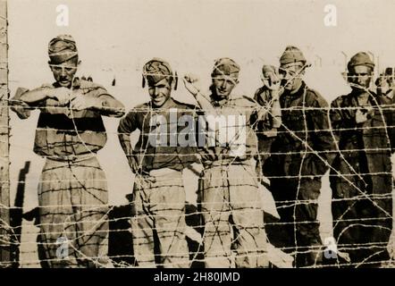 Die Originalunterschrift des Fotos lautet „Italienische Gefangene“. Es wurde von einem Soldaten der britischen Armee eingenommen, der von 1941 bis 1945 in Ägypten, Libyen, Tunesien und Italien kämpfte. Stockfoto