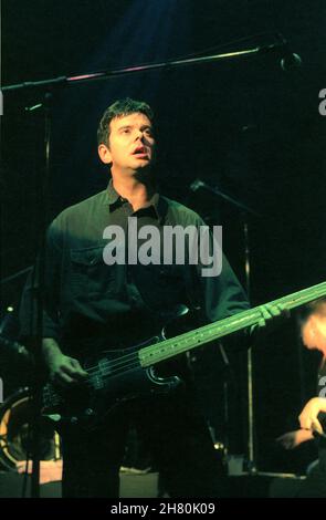 The Strangler concert, Wembley Arena, London, 26/3/1994 - Jean-Jacques Burnel, Bassgitarrist, spielt live auf der Bühne Stockfoto