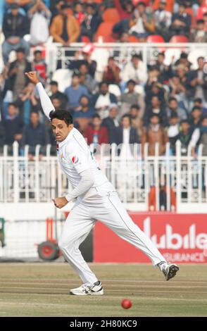 Der pakistanische Bowler Muhammad Abbas schüsseln den srilankischen Schlagmann Stockfoto