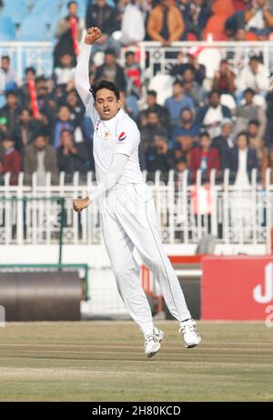 Der pakistanische Bowler Muhammad Abbas schüsseln den srilankischen Schlagmann Stockfoto