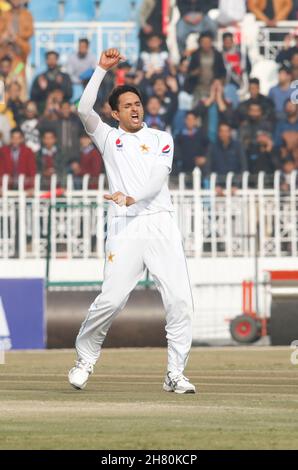 Der pakistanische Bowler Muhammad Abbas schüsseln den srilankischen Schlagmann Stockfoto