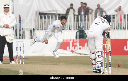 Der pakistanische Bowler Muhammad Abbas schüsseln den srilankischen Schlagmann Stockfoto