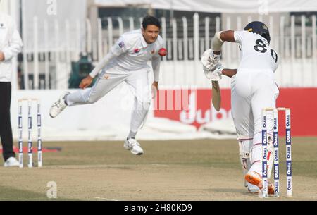 Der pakistanische Bowler Muhammad Abbas schüsseln den srilankischen Schlagmann Stockfoto