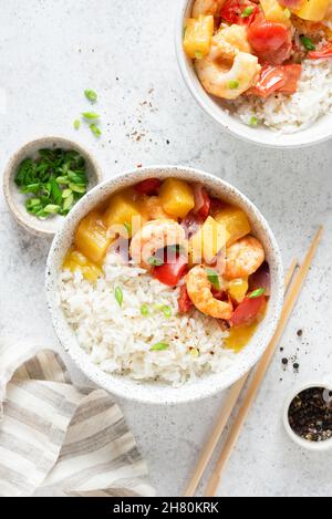 Reis mit süßen und sauren Garnelen und Ananas. Asiatisches Essen Stockfoto