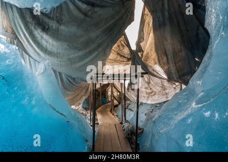 Eishöhle des Rhonegletschers, bedeckt mit weißen Planen zum Schutz vor Schmelzen, Oberwald, Wallis, Schweiz, Europa Stockfoto