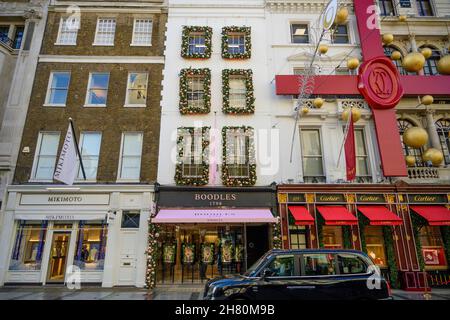 New Bond Street, London, Großbritannien. 26. November 2021. In der exklusiven New Bond Street in London schmücken Luxusgeschäfte ihre Fronten für die Weihnachtszeit. Quelle: Malcolm Park/Alamy Live News Stockfoto