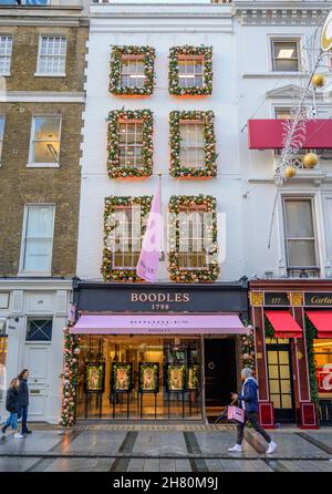 New Bond Street, London, Großbritannien. 26. November 2021. In der exklusiven New Bond Street in London schmücken Luxusgeschäfte ihre Fronten für die Weihnachtszeit. Quelle: Malcolm Park/Alamy Live News Stockfoto