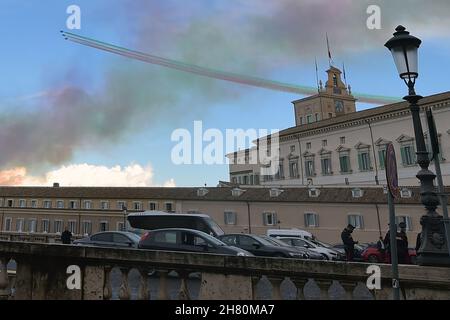 Rom, Italien. 26th. November 2021. Rom, 26. November 2021 Passage über dem Quirinale-Palast der Nationalen Akrobatischen Patrouille (Frecce Tricolori) und der 'Patrouille de France' anlässlich der Unterzeichnung des Quirinale-Vertrags zwischen Italien und Frankreich in Rom. Kredit: Gianluca Vannicelli Kredit: Unabhängige Fotoagentur/Alamy Live Nachrichten Stockfoto