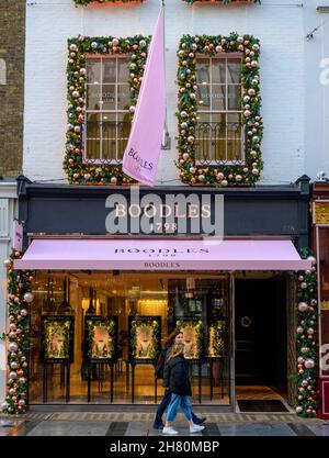 New Bond Street, London, Großbritannien. 26. November 2021. In der exklusiven New Bond Street in London schmücken Luxusgeschäfte ihre Fronten für die Weihnachtszeit. Quelle: Malcolm Park/Alamy Live News Stockfoto