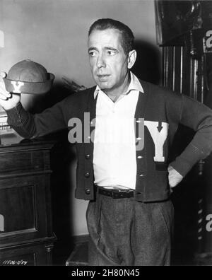 HUMPHREY BOGART am Set offen mit Yale Cap und Sweater während der Dreharbeiten zu SABRINA 1954 Regisseur BILLY WILDER Paramount Picturs Stockfoto