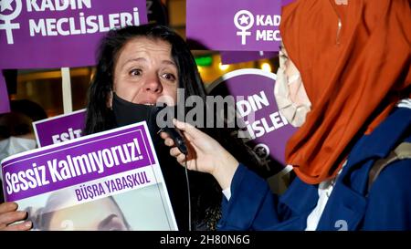 Izmir, Türkei. 25th. November 2021. Frauen in Izmir, Türkei, haben den Internationalen Tag für die Beseitigung von Gewalt gegen Frauen demonstriert. Sie erhoben ihre Stimme gegen die von Männern dominierte Welt mit Plakaten, Spruchbändern und Slogans, die mit „Istanbul Convention Austritt“ und „Feminizid in der Türkei“ hervorgehoben wurden. LGBTQ-Mitglieder haben auch an der Demonstration teilgenommen, die von „Wir werden Feminizide für die Türkei stoppen“ (Foto: Idil Toffolo/Pacific Press) durchgeführt wurde. Quelle: Pacific Press Media Production Corp./Alamy Live News Stockfoto