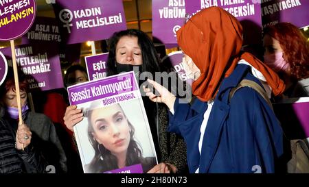 Izmir, Türkei. 25th. November 2021. Frauen in Izmir, Türkei, haben den Internationalen Tag für die Beseitigung von Gewalt gegen Frauen demonstriert. Sie erhoben ihre Stimme gegen die von Männern dominierte Welt mit Plakaten, Spruchbändern und Slogans, die mit „Istanbul Convention Austritt“ und „Feminizid in der Türkei“ hervorgehoben wurden. LGBTQ-Mitglieder haben auch an der Demonstration teilgenommen, die von „Wir werden Feminizide für die Türkei stoppen“ (Foto: Idil Toffolo/Pacific Press) durchgeführt wurde. Quelle: Pacific Press Media Production Corp./Alamy Live News Stockfoto