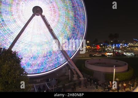 LONG BEACH, USA - 14. Mai 2021: Nahaufnahme eines großen Riesenrads mit bunten Lichtern im Dunkeln am Pike in Long Beach Stockfoto