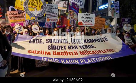 Izmir, Türkei. 25th. November 2021. Frauen in Izmir, Türkei, haben den Internationalen Tag für die Beseitigung von Gewalt gegen Frauen demonstriert. Sie erhoben ihre Stimme gegen die von Männern dominierte Welt mit Plakaten, Spruchbändern und Slogans, die mit „Istanbul Convention Austritt“ und „Feminizid in der Türkei“ hervorgehoben wurden. LGBTQ-Mitglieder haben auch an der Demonstration teilgenommen, die von „Wir werden Feminizide für die Türkei stoppen“ (Foto: Idil Toffolo/Pacific Press) durchgeführt wurde. Quelle: Pacific Press Media Production Corp./Alamy Live News Stockfoto