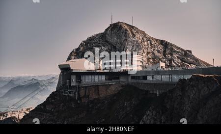 PILATUS, SCHWEIZ - 14. Sep 2020: Blick auf die Bergstation auf dem Gipfel des Pilatus in der Schweiz Stockfoto