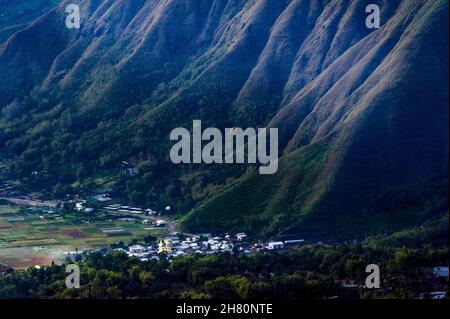 Sembalun Dorf an den Hängen eines Berges. Stockfoto