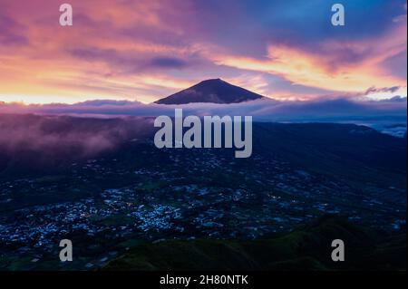 Sonnenuntergang im Dorf sembalun. Stockfoto