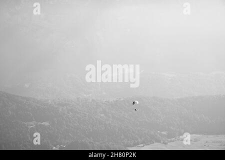 Graustufenaufnahme von Hügeln und Tälern in Bezau, Österreich Stockfoto