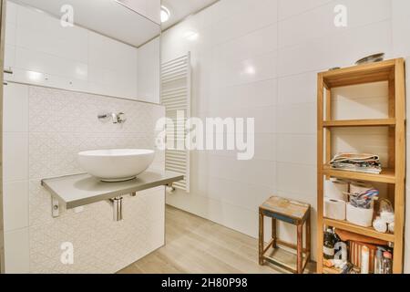 Elegantes Zimmer mit Waschbecken in Luxusappartement Stockfoto